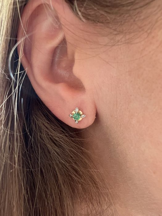 Золотые серьги пусеты с бриллиантами и изумрудами красное золото 585 п