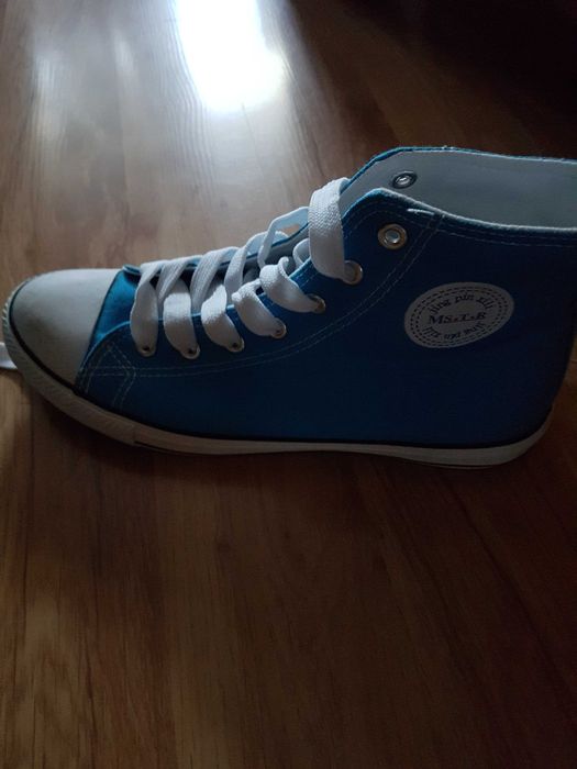 Nowe trampki damskie.