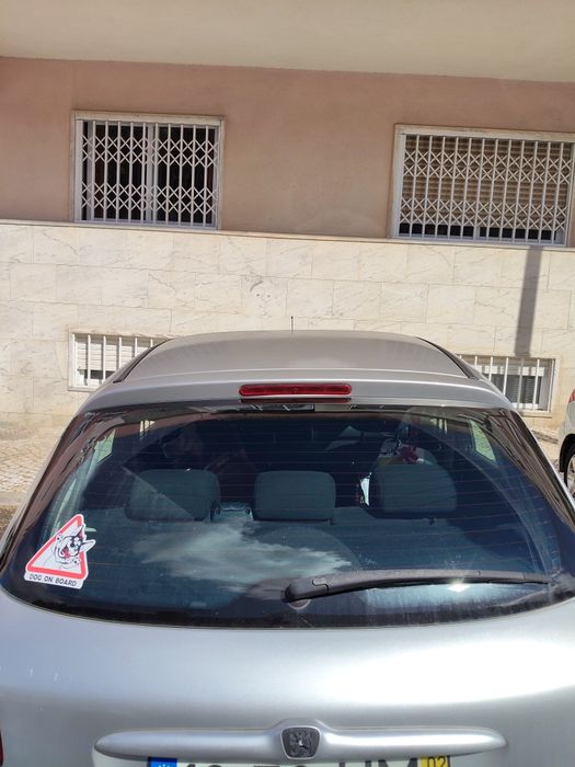 Peugeot 206 cinza 
Tem sensores de estacionamento na retaguarda 
Rádio com micro sistema mãos livres
Inspeção até 27/12/2026 sem qualquer anotação
