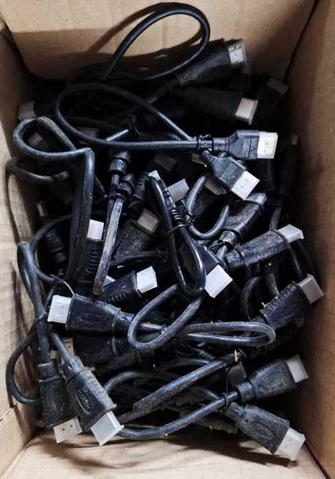 Кабель для тюнера, IPTV приставки и компьютера: 3RCA-3.5мм Jack, Кабель HDMI-HDMI, Кабель VGA-VGA с фильтром.