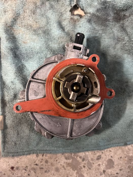 Вакуумний насос audi q7 оригінал б/у