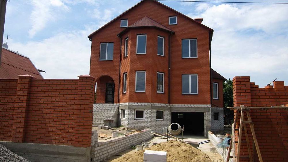 У продажу капітальний будинок (296.5 кв.м) у смт. Великодолинське.