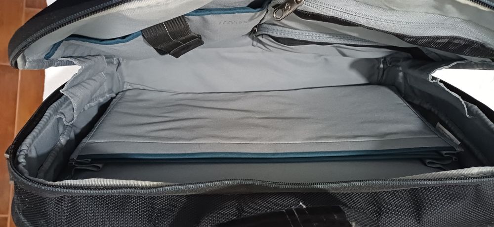 Mala Samsonite espaçosa para portáteis (com etiquetas originais)