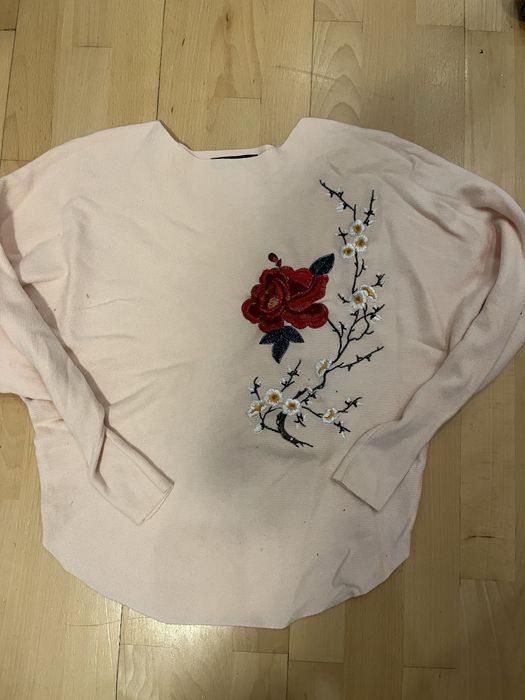 Sweter damski z kwiatem M