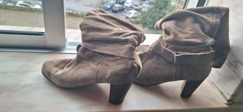 Botas bege cano alto