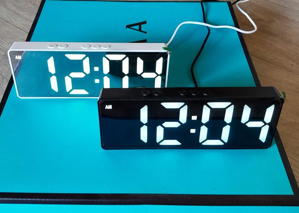 Годинник дзеркальний настільний електронний. Часы настольные цифровые.