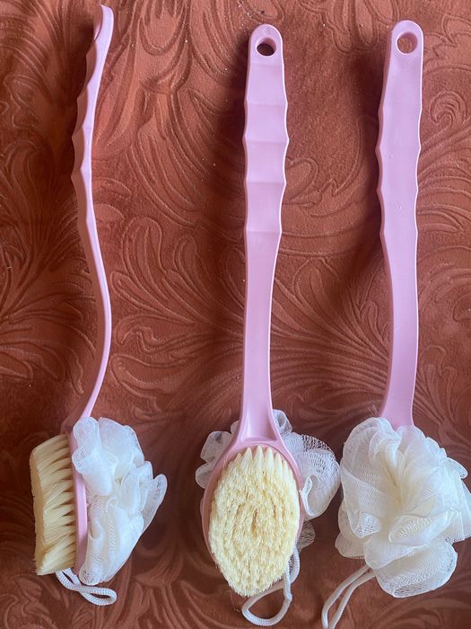 Мочалка - щетка с ручкой и вязаные.