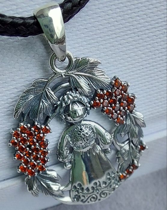 Срібна підвіска "Лялька- мотанка в калині"