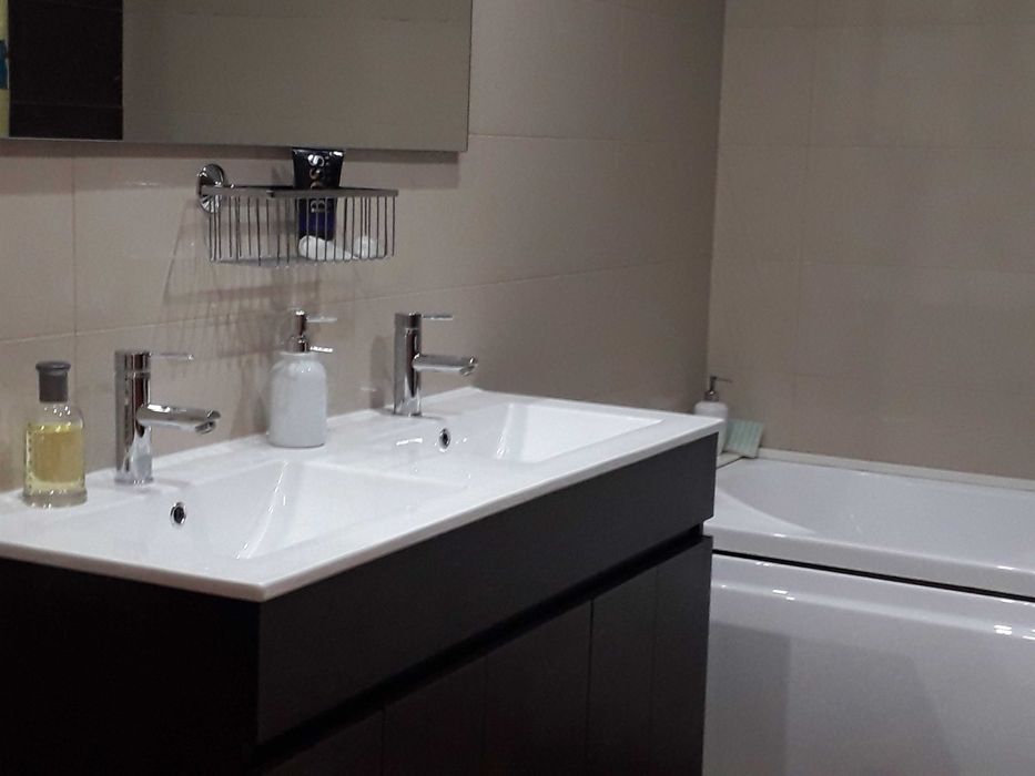 Quarto espaçoso em moradia.