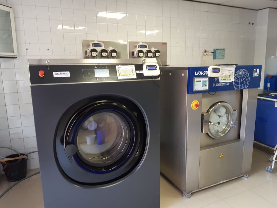 Máquina para lavandaria ocasião e doseadores self service