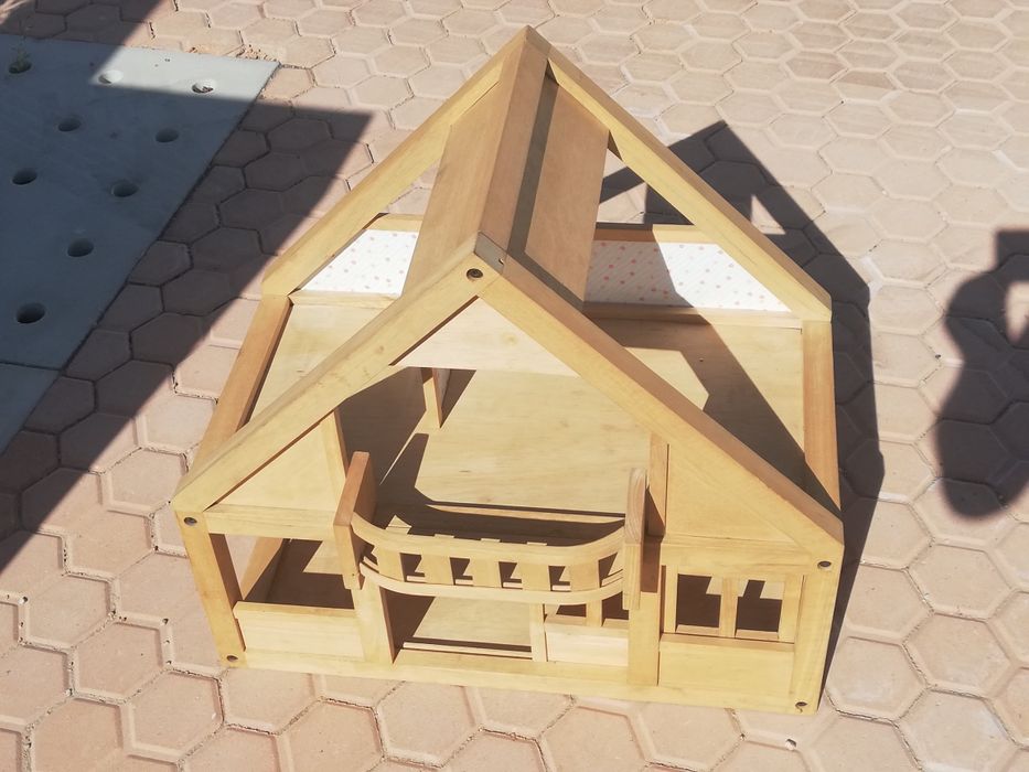 Casinha de madeira da Plan Toys e acessórios de madeira para brincar