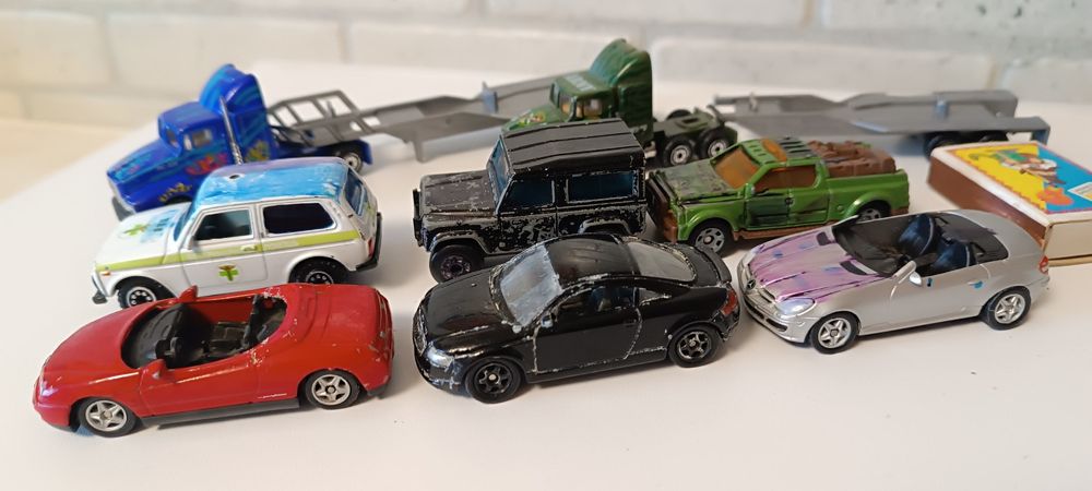 Модельки машинок маленькие.