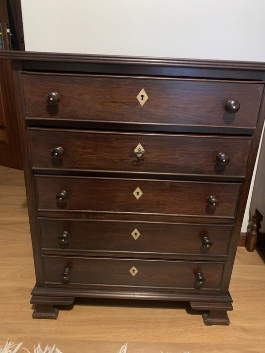 Móvel tipo camiseiro