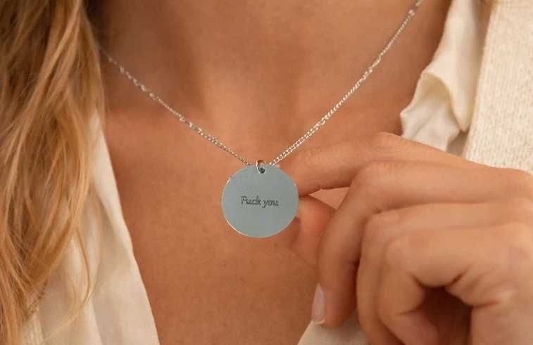 Colar Prateado com Medalha 25 mm Fuck you – By Luna Blossom
