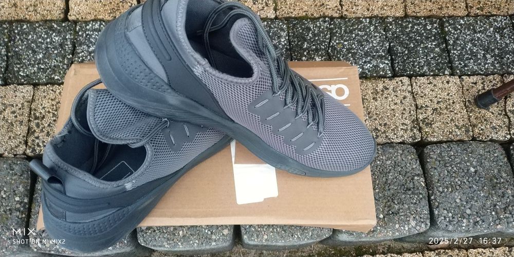Sprzedam nowe buty sportowe