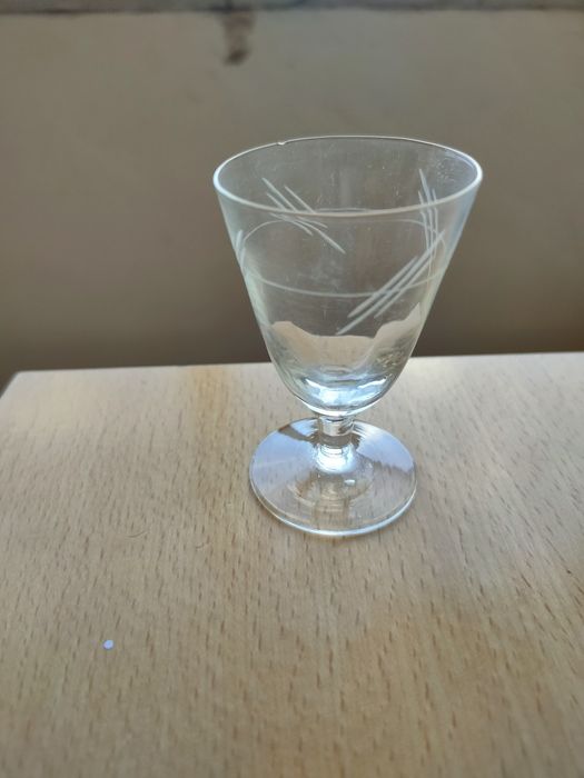 Conjunto de copos antigos desenhados á mão.