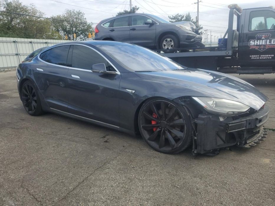 Tesla S 12-20 кузовні запчастини
