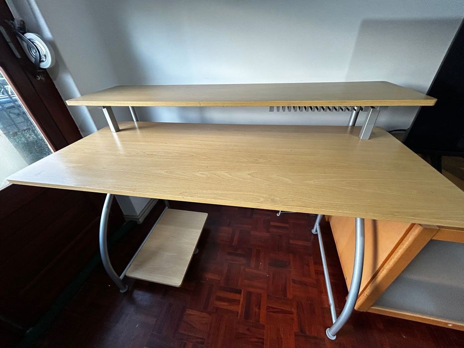 Secretária espaçosa