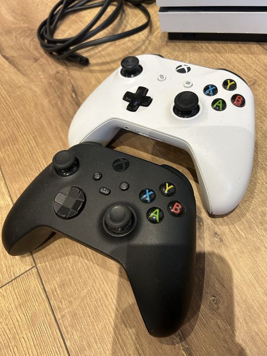 Zestaw Xbox One S  1TB + dwa pady + gry