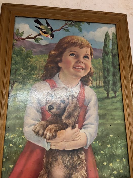 Quadro decorativo antigo retratando uma criança com um cão, num estilo artístico popular de meados do século XX.
