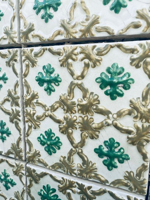 Azulejo artesanal modelo antigo séc XIX com relevo