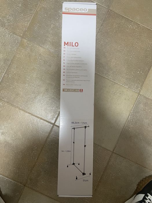 Porta cabides em aco com rodas pretas