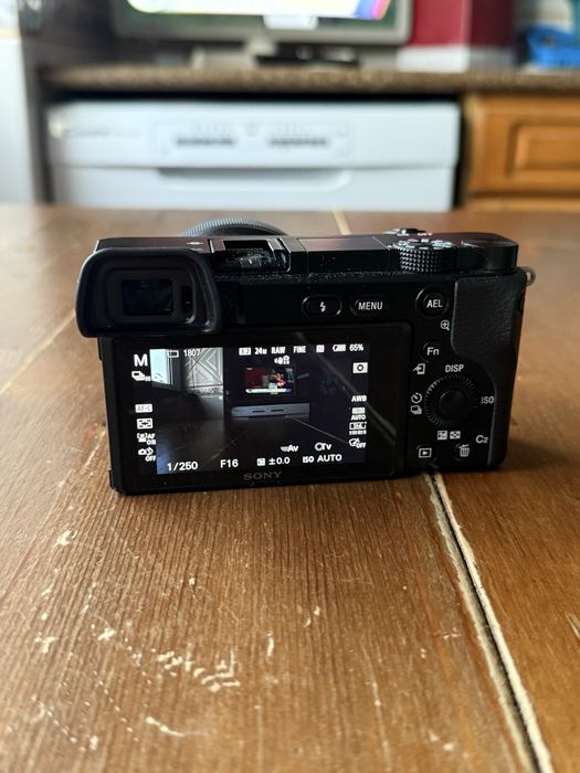 Sony A6100 com lente 16-50mm f/3.5-5.6 OSS