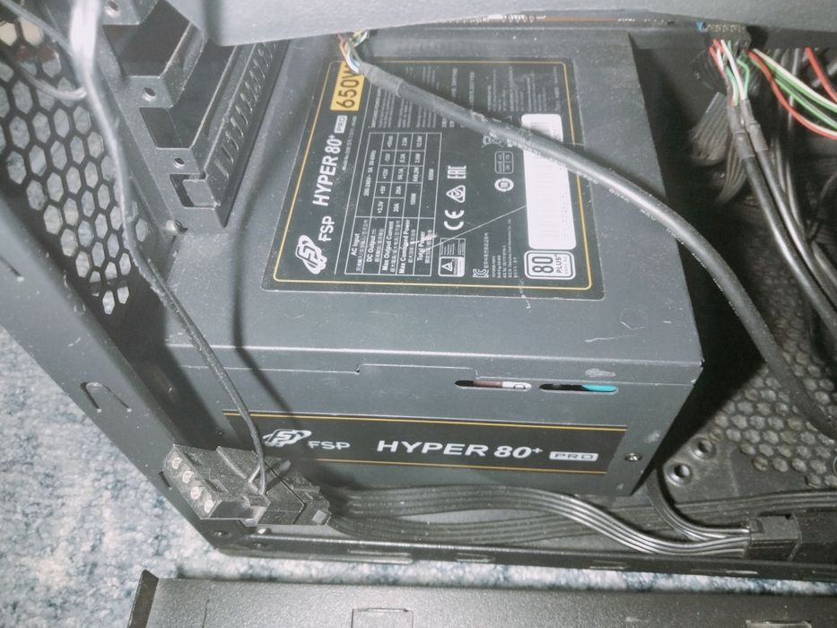 Комп'ютер, клавіатура,мишка,оперативна пам'ять,відеокарта,процесор.