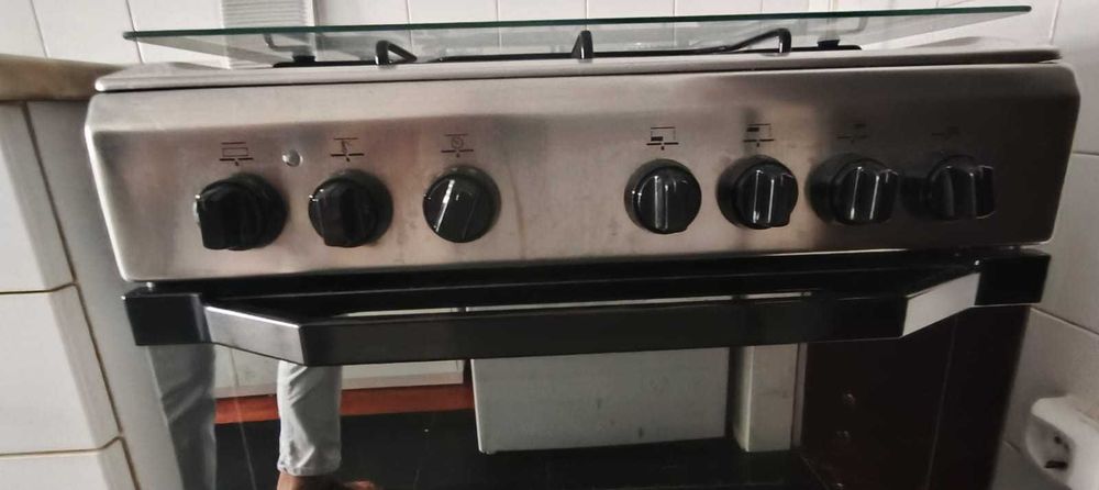 Forno eletrico e placa a gás Indesit