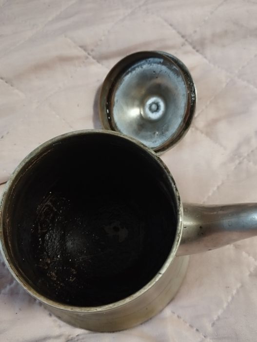 Stary czajnik z sygnaturą