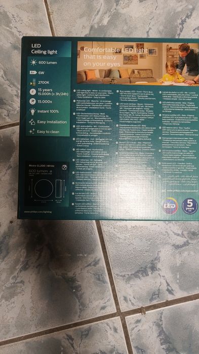 lampa sufitowa LED marki Philips, model C200 White.