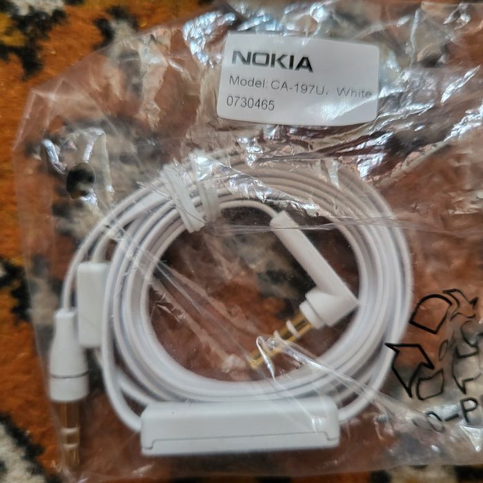 Biały kabel Nokia z mikrofonem i pilotem