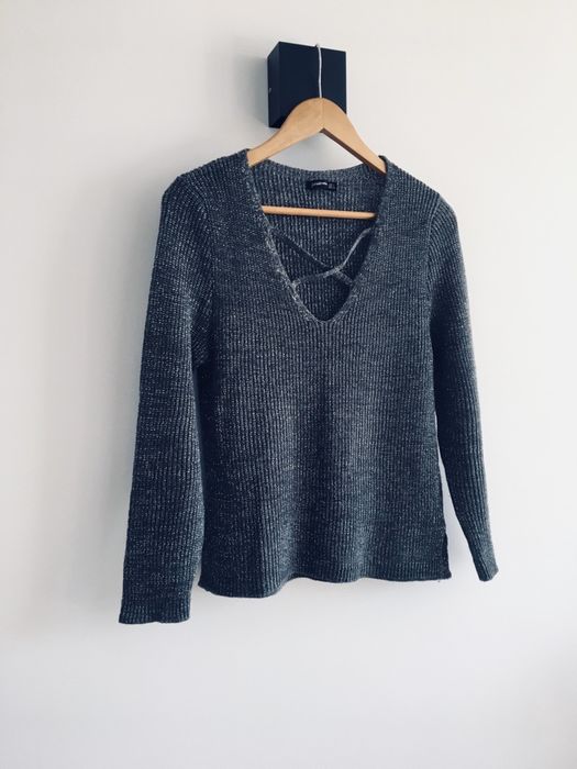 Sweter szary basic grafit Stradivarius dekolt paski