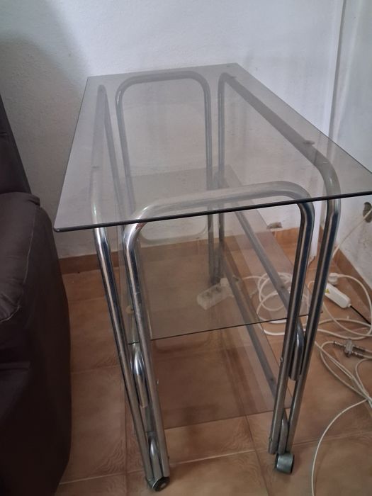 Mesa de tv em vidro com 3 prateleiras