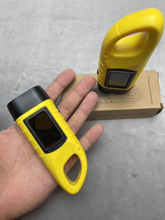 Динамо ліхтар на сонячній панелі з акумулятором та карабіном жовтий