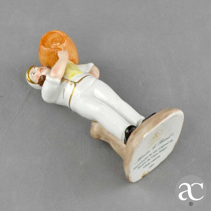 Paliteiro “Homem do Barril” em Porcelana Vista Alegre