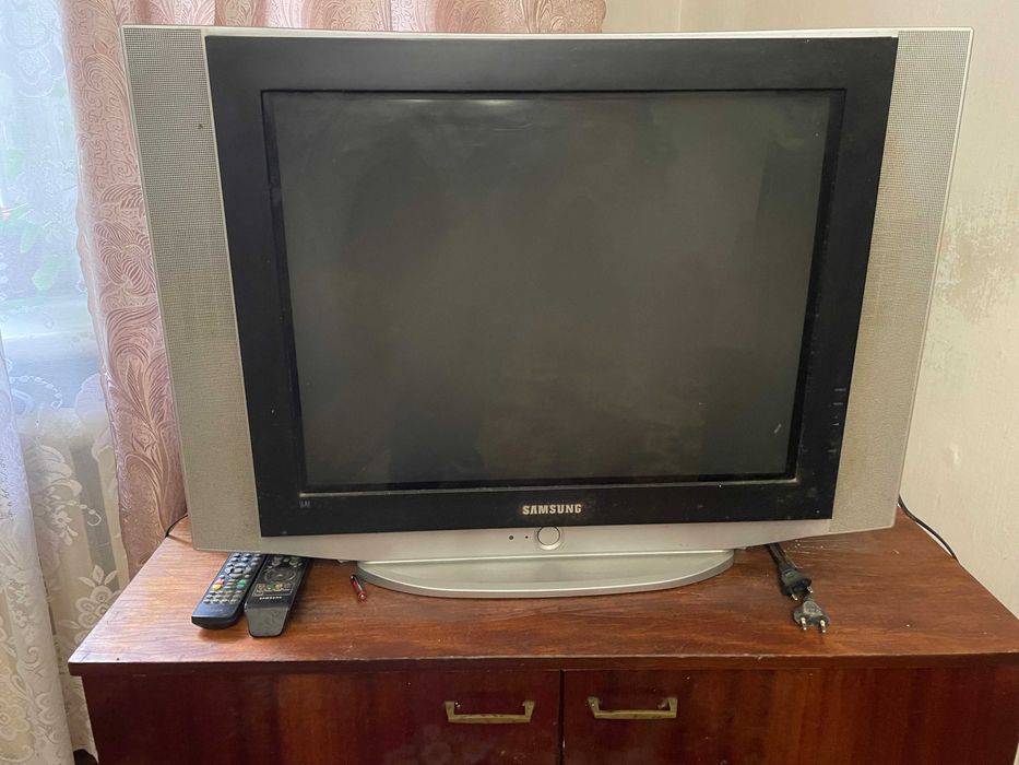 телевізор Samsung і JVC