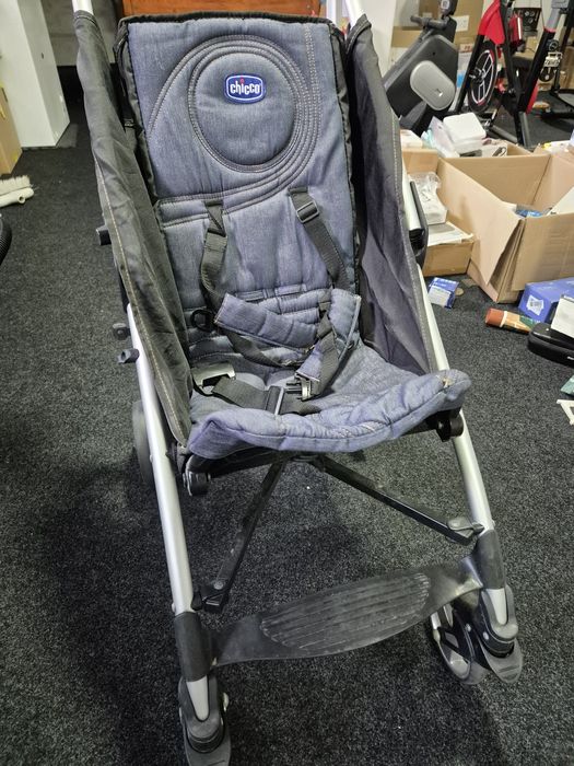 Carrinho de bebé do tipo "bengala" da marca Chicco