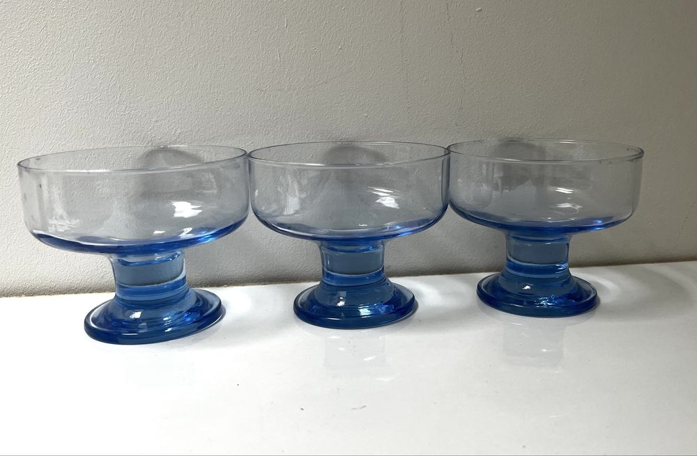 Trzy pucharki deserowe szklo piękny błękit