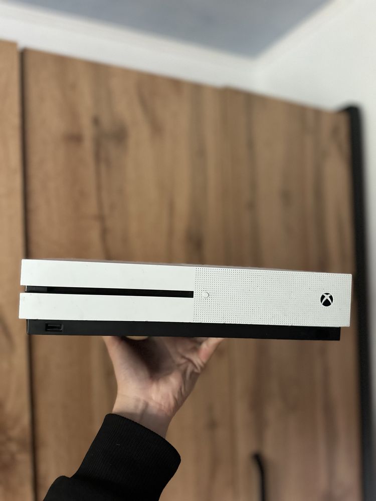 Xbox One S 1TB + аккаунт: 3 500 грн. - Приставки Низкиничі на Olx