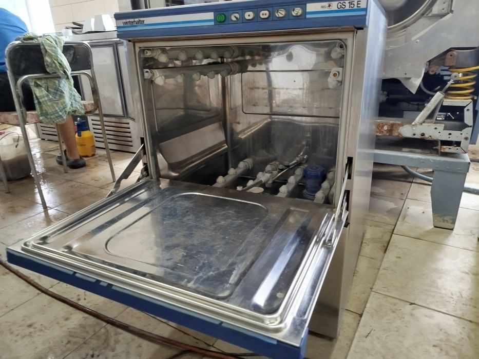 Посудомийна машина Winterhalter GS15e.