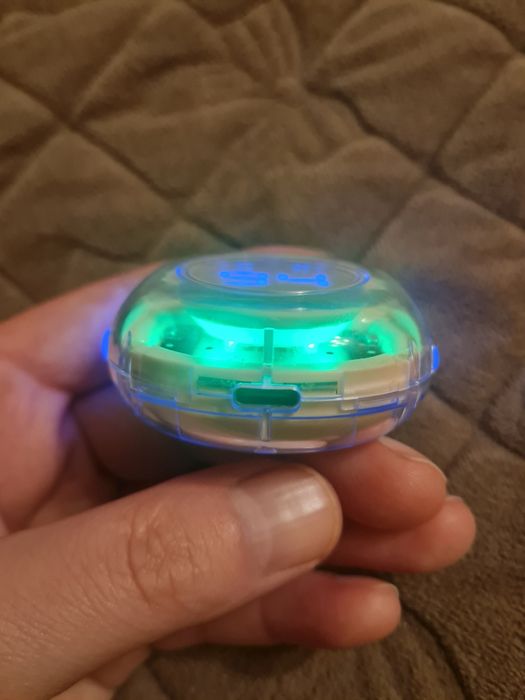 Наушніки по блютузу нові.