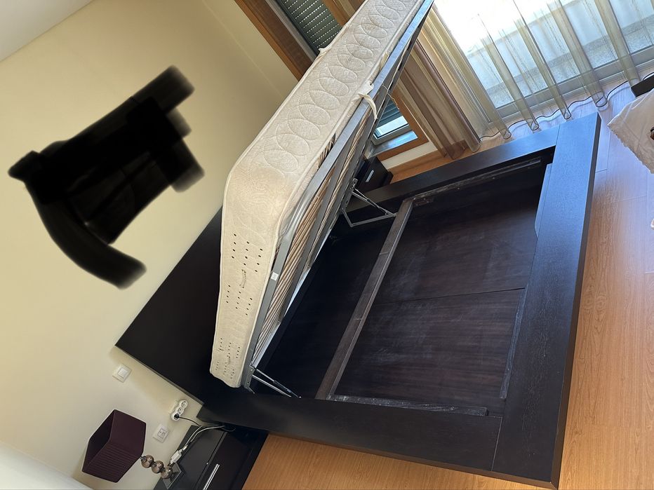 Cama casal grande com arrumação interior com blocos de apoio