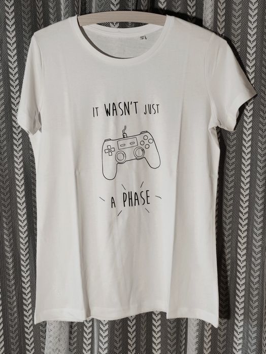 T-shirts "Não Era Apenas Uma Fase" brancas mulher II