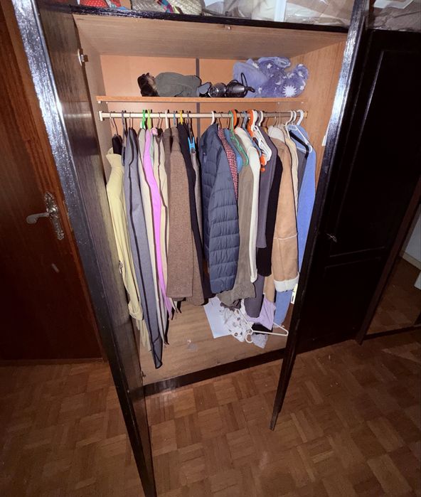 Roupeiro preto com portas