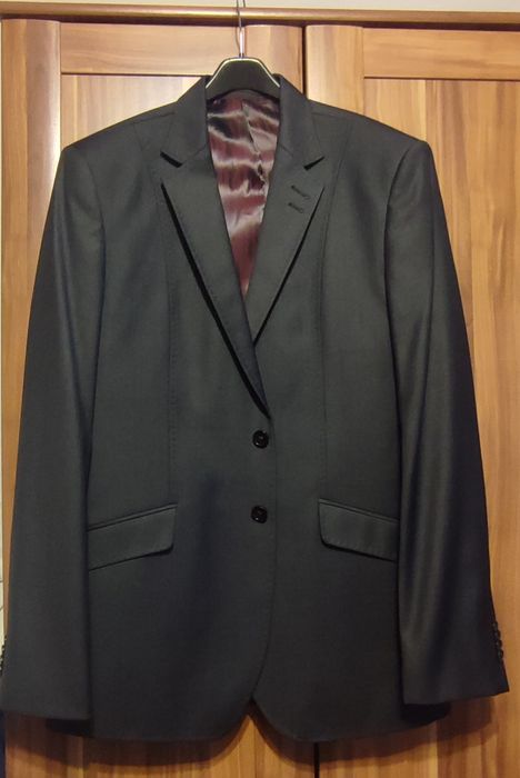 Czarny garnitur dla wysokiego i szczupłego mężczyzny