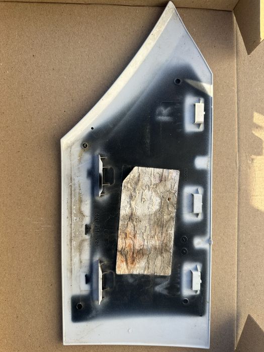 Крышка лючек порта зарядки правый Audi E-tron 50 55, Q8, 4KE810394