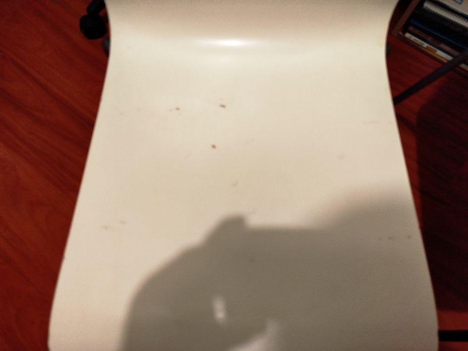 2 cadeiras com marcas de uso