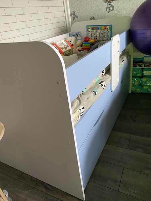 Диван дитячий з великими шухлялами.Продам терміново!!!
