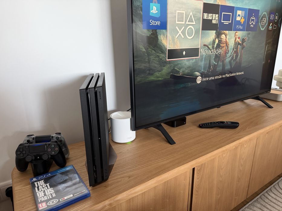 PlayStation 4 Pro + comandos + jogo